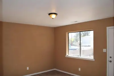 Image de Cozy Single-Story Brown Bungalow