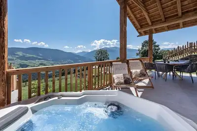 Image de Appartement 'Dilia Chalet Sunrise' avec vue sur le lac, piscine partagée et Wi-Fi
