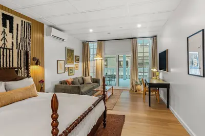 Image de The Optimist Guesthouse 3 - Downtown Camden Stylish Luxury Apartment