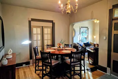 Image de Turn-of-the-Century Victorian Home w/ Outdoor Yard & Private Entrance