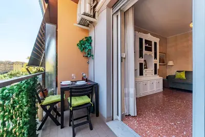 Image de GuestHost - Comfortable 80 sqm apartment, perfect for 4 people, located on the sixth floor of a building with a lift. The property is located a few steps from Trastevere Station, in a well-served area and excellently connected to the center of Rome. The s