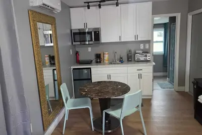 Image de 3 Br/ 2ba- with Two Kitchenette Subdivide Unit