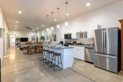 Image de UofA & Gem Show Base | 4br Modern Duplex Home