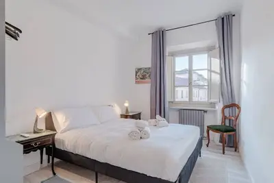 Image de GuestHost - In the heart of the Quadrilatero Romano, this elegant 90 sqm apartment accommodates up to 6 guests. Located on the third floor with an elevator, it is in a Ztl area, just steps from Piazza Castello and Turin’s main attractions. Surrounded b