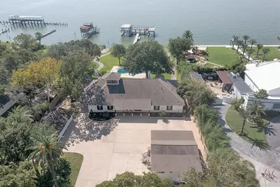 Image de Spacious Waterfront Estate with Private Pier & Heated Pool, Near Nasa