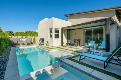 Image de Brand New! Chic, Gated & Safe. Sleeps 9 with huge rec. room! Kid & Pet Friendly.