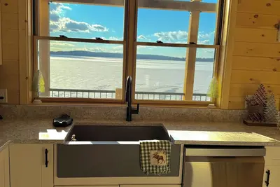 Image de Four seasons, waterfront, private beach! Elegant cozy cabin lakeside retreat!