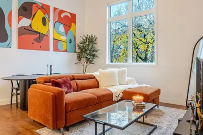 Urban Haven | Modern Comfort in Downtown Mtl