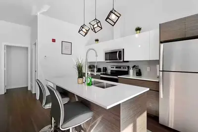 Image de Luxury 2br, 10ft ceiling, 5 mins from Dt