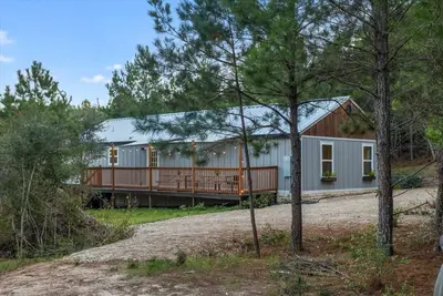 Image de Cozy Cottage in Lost Pines w/Deck & Forest Views
