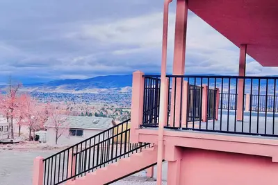 Image de Spacious Reno Home: 4 Bedrooms, Garage & 2 Kitchen