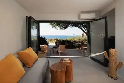 Image de Beachfront Retreat • Garden Patio & Sea Views