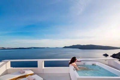 Oia Caldera Suite • Outdoor Jacuzzi & Breakfast