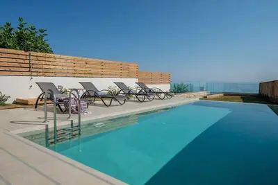 Image de Beachfront • Private Pool & Sea-View Verandas