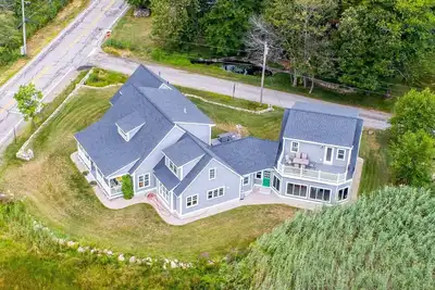 Image de Entire Beautiful 3br Home- 2 Minute Walk to Beach