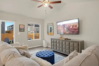 Image de Stunning New Home w/Mtn Views & Fire Pit: Family-friendly & Centrally Located Vr