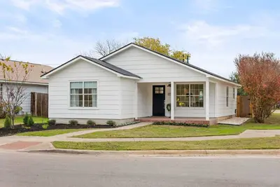 Image de 3-bedroom house in serene Georgetown with cool Ac breeze