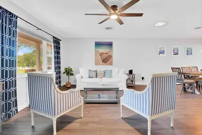 Image de 3-bedroom pool house with screened in lanai in serene Largo with coastal breeze