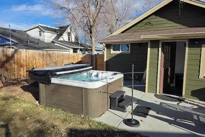 Image de Erie Escape-Billiards Table- Skee-Ball- Hot Tub!