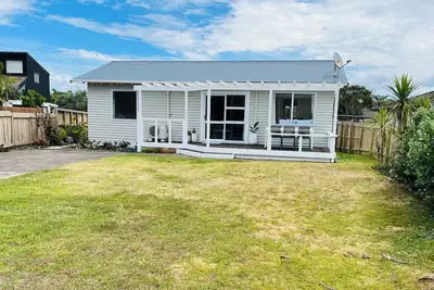 Beach Bungalow - Few mins walk to beach.