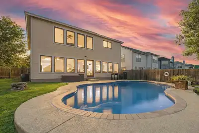 Image de Georgian Oasis with Private Pool - An Irvie Home