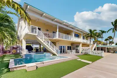 Image de Waterfront Escape Featuring Private Pool, Hot Tub & 50 ft. Boat Dock