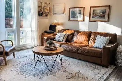 Image de Clean, quiet, 2-bedroom South Hill rental with a Garage. Conveniently located.