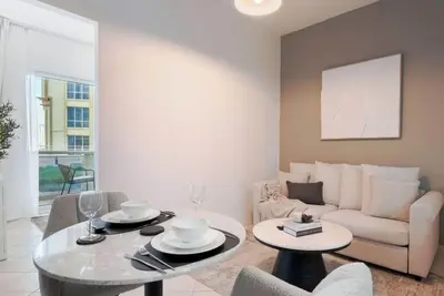 Image de Free housekeeping visits during your stay - StayShort - Chic studio in Production City that sleeps 4!