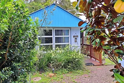 Image de North Durras Beach Cottage - close to the beach, lake and forest.