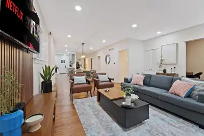 Image de New Elmhurst Gem w/ Game Room & Amazing Yard!