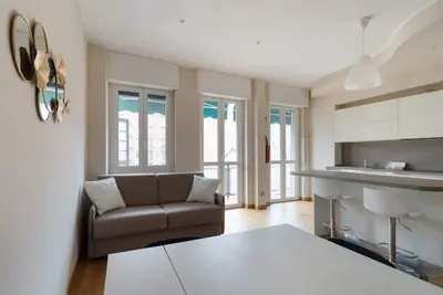 Image de Cozy 50 sqm apartment located on the third floor of a building with an elevator (Not suitable for guests with disabilities). The accommodation is just a short distance from the M1 subway stations Gambara and Bande Nere, in a neighborhood with all esse