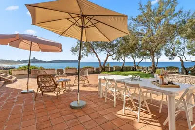 Image de Overlooking the incredible beauty of the San Giovanni di Sinis coast, Villa Maestrale is an exclusive residence designed for those seeking privacy, comfort, and a breathtaking sea view. The spacious and bright villa comprises four bedrooms, one of which i