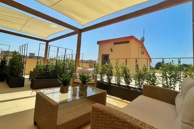 Image de Appartement de trois pièces confortable et lumineux, situé au coeur du centre historique de la ville d'Oristano, à quelques pas des plus belles plages et des points d'intérêt les plus populaires. L'appartement est situé au dernier étage avec ascen