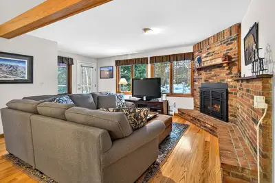 Image de Glazebrook B01 Located in the heart of Killington is a beautiful spacious townhouse with plenty of space for multiple families to vacation together. (please note this unit has No Air Conditioning) The Killington golf course and Green Mountain Nationa