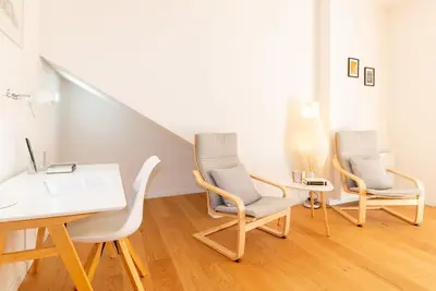 Image de L'intérieur offre une cuisine entièrement équipée qui s'ouvre sur un salon spacieux, meublé dans un mélange de modernité et de design pour une ambiance chaleureuse et relaxante. Les chambres sont élégantes et fonctionnelles, équipées de grands