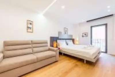 Image de GuestHost - Spacious room with balcony that can accommodate up to 4 people, located in a convenient and central position, in a building with concierge. The accommodation is located just 10 minutes walk from the historic center, in an area equipped with e