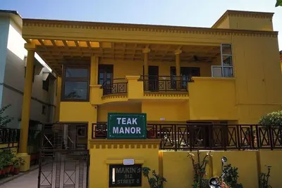 Image de Teak Manor is situated at \nheart of the city.
