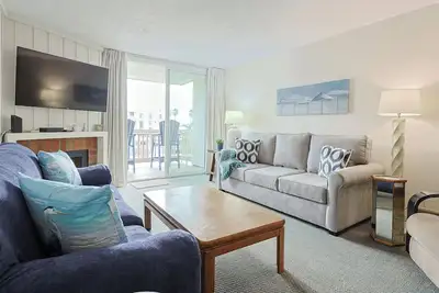 Image de Ocean View Seahorse Retreat • Resort Pools • Steps to Beach & Pier