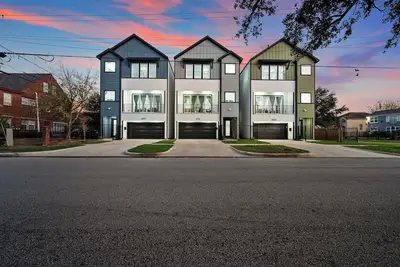 Image de Central Houston 9br Retreat – 2 Hot Tubs + Game Room – Sleeps 20+