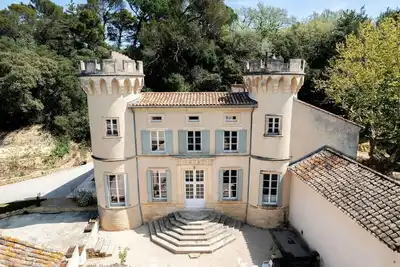 Image de Gîte les Tours à Sarrians - château en Provence
