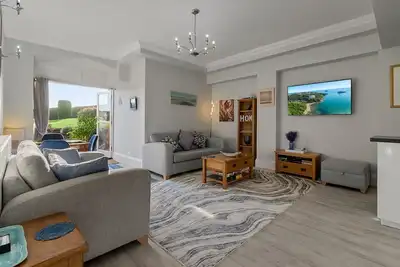 Image de Manor House Apartment- Pool, Gardens and Parking