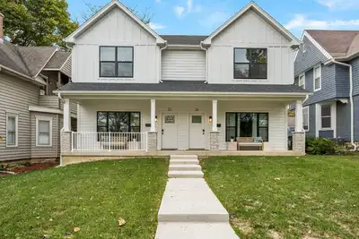 Image de 2 Luxury Townhomes side by side. Walk to Downtown Geneva. Sleep 14!