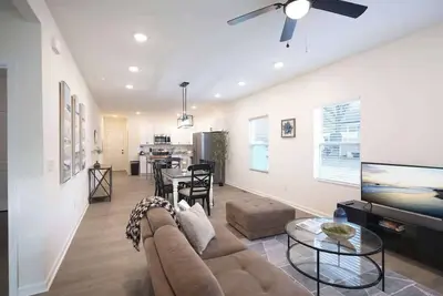 Image de 5 Min to Elon | 7 Min to Downtown | Washer + Dryer