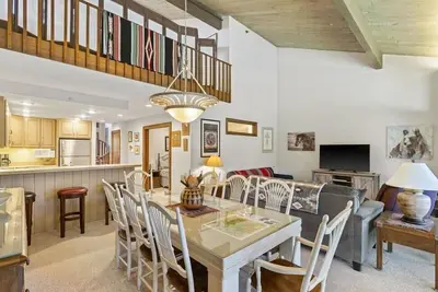 Image de Alpine Retreat | 10 mins to Purg | Pool | Hot Tub