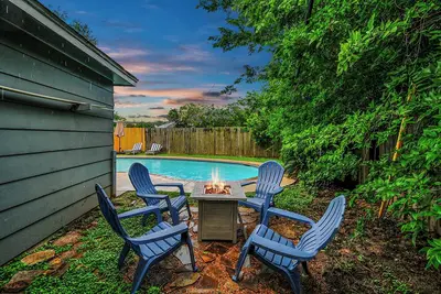 Image de Family Fun · Pool · Firepit · Games · Movie Nights