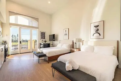 Image de Stylish Studio Retreat｜2 Queens｜Pool, Spa & Lounge Access