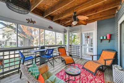 Image de 1 Mi to Boa Stadium! Walkable Condo w/ Porch