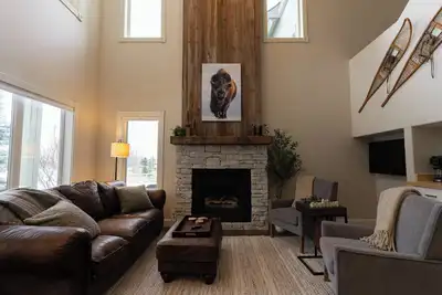 Image de Red Chairlift Basecamp Modern Teton Ten-Sleeper