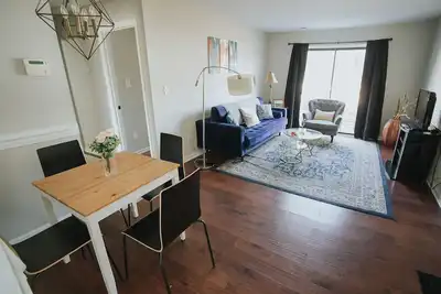 Image de 6 Mins Walk to Transfer Co Food Hall/Downtown #B