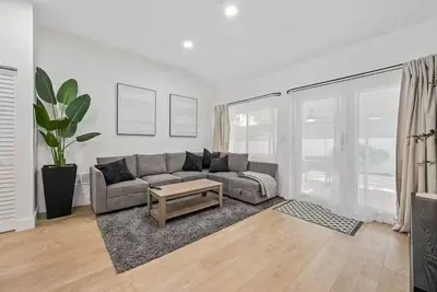 Image de Stylish 2br Retreat · Patio & Private Ev Charger